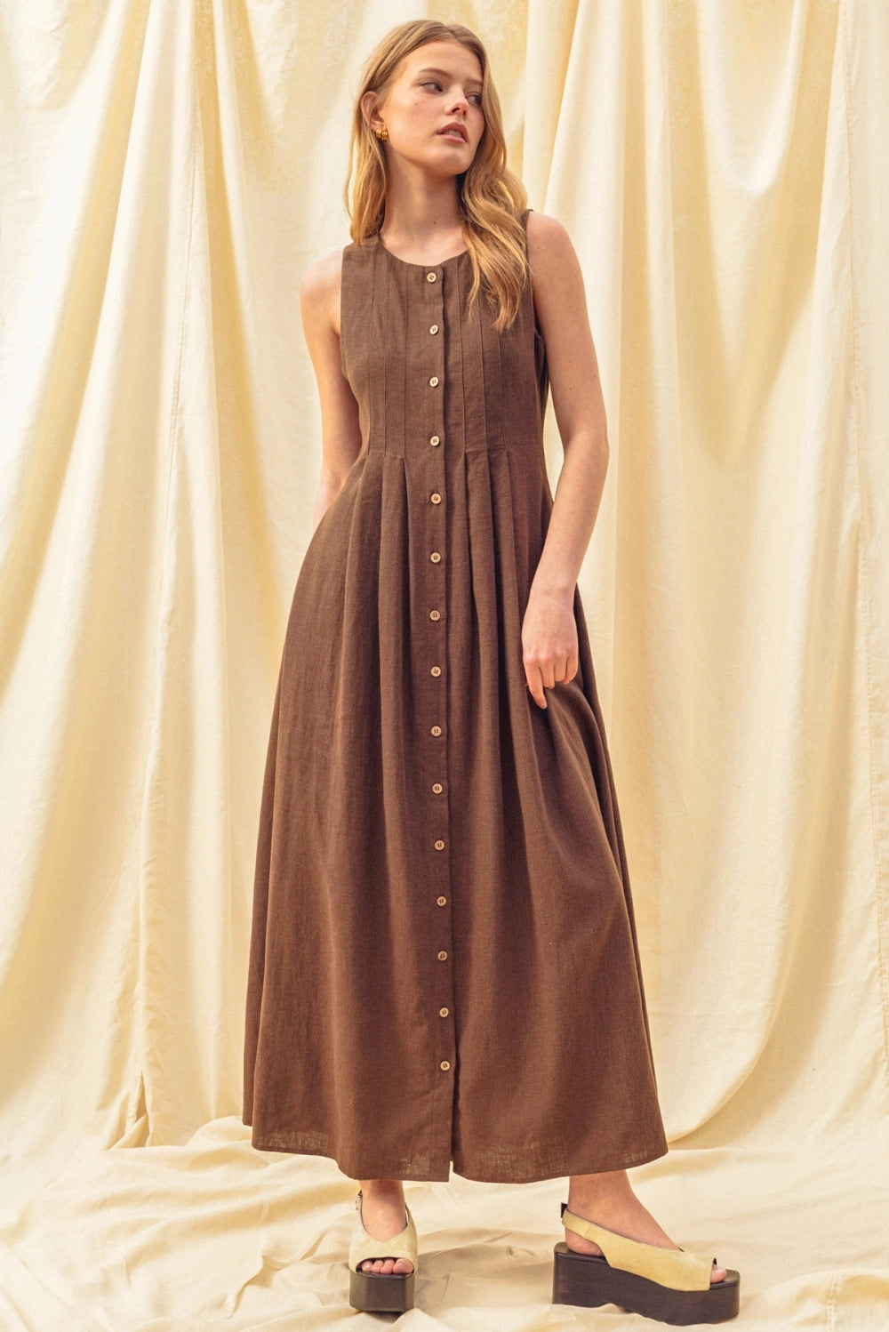 pleated linen maxi dress Button-Front 100% Linen Dry clean Size:US 12.5 Model Holly Midi Dress Styles: Casual