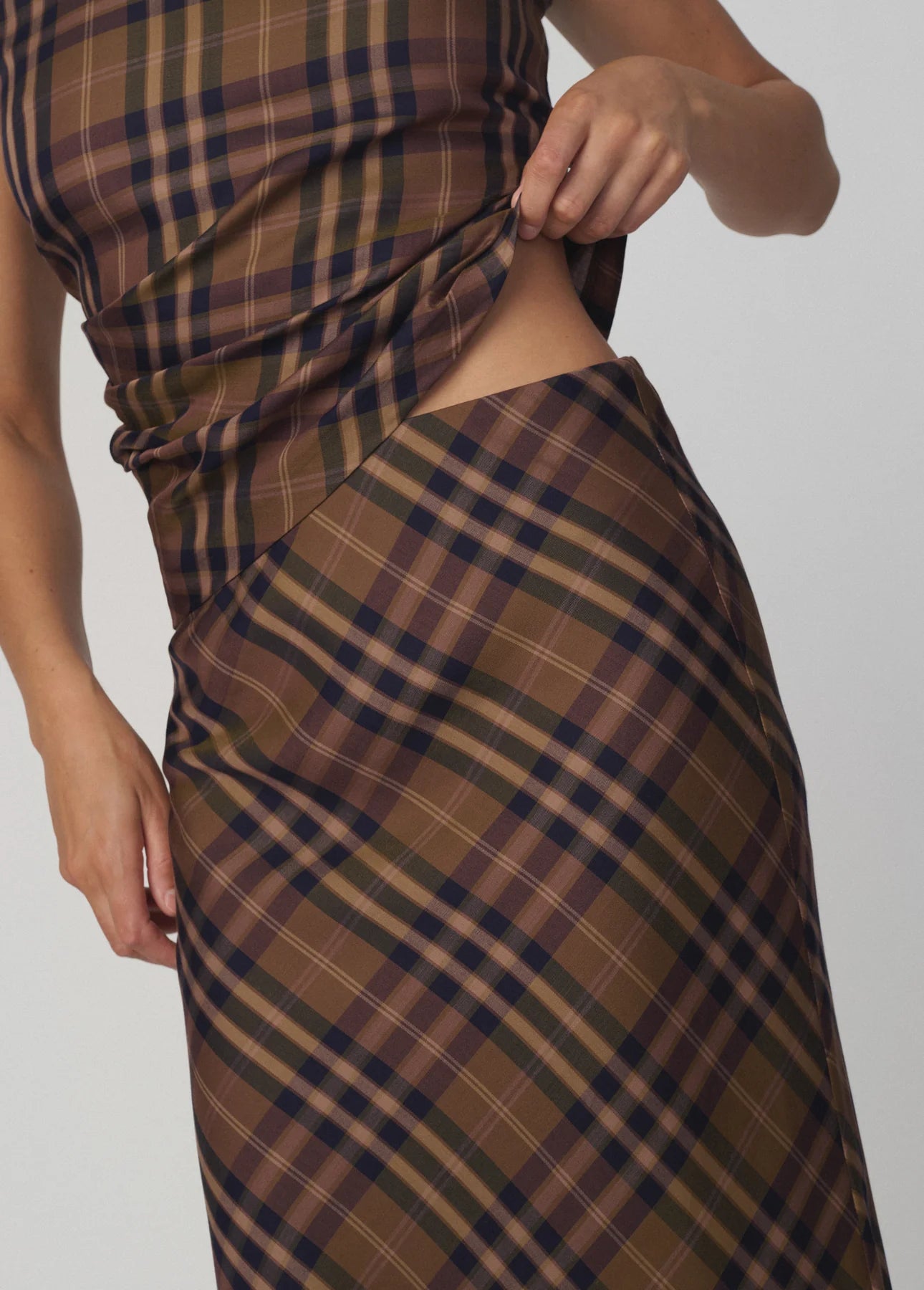 The Ines Midi Skirt - Camel Plaid